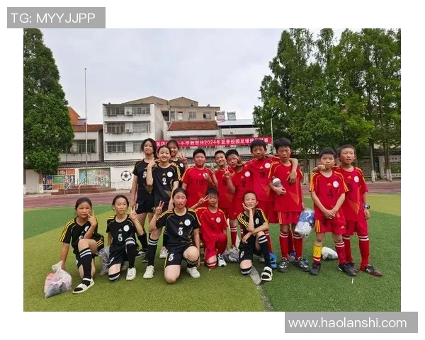 足球明星与观众背影交织的瞬间展现了激情与梦想的完美结合